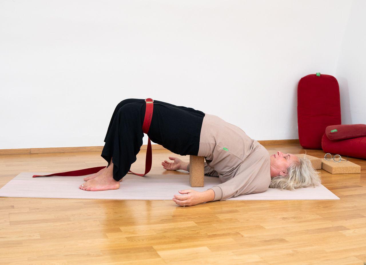 Pozice můstku (Setu Bandha Sarvangásana) - 1