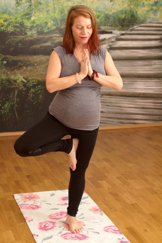 cvičení těhotenské jógy v poloze v leže